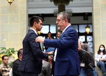 El presidente Bernardo Arévalo abraza a uno de los hijos de la exministra de Salud, Lucrecia Hernández Máck, durante el homenaje póstumo en su honor.