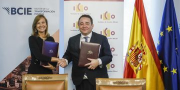 Representantes del BCIE e ICO firman acuerdo para financiar proyectos de transición digital y verde en Centroamérica.