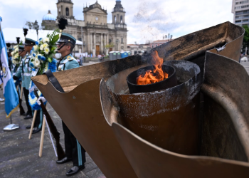 La Plaza Central arde con la llama eterna del fervor cívico