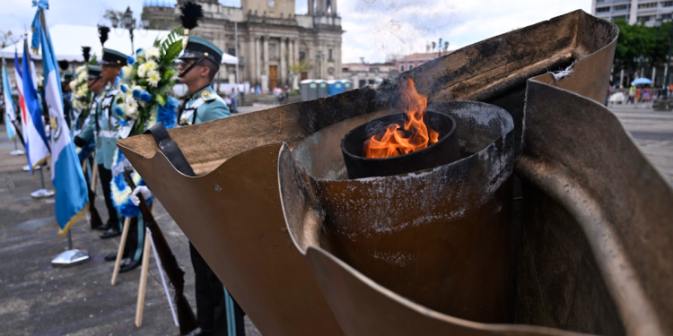 La Plaza Central arde con la llama eterna del fervor cívico