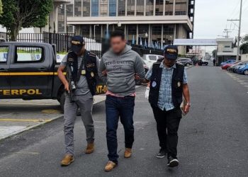 Capturado en el interior del Aeropuerto Internacional la Aurora zona 13. / Foto: PNC.