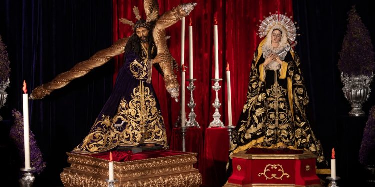 Consagradas imágenes de Jesús Nazareno de las Tres Potencias y Virgen de Dolores de la parroquia de la Santa Cruz. / Foto: DCA