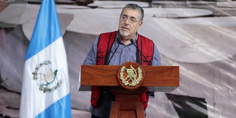 El presidente Bernardo Arévalo promueve pequeños emprendimientos para que las familias no necesiten entrega de alimentos.