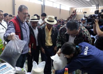 El presidente Bernardo Arévalo participa en entrega de alimentos a familias de Nebaj, para fortalecer la seguridad alimentaria de Quiché. /Foto: Daniel Ordoñez