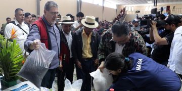 El presidente Bernardo Arévalo participa en entrega de alimentos a familias de Nebaj, para fortalecer la seguridad alimentaria de Quiché. /Foto: Daniel Ordoñez