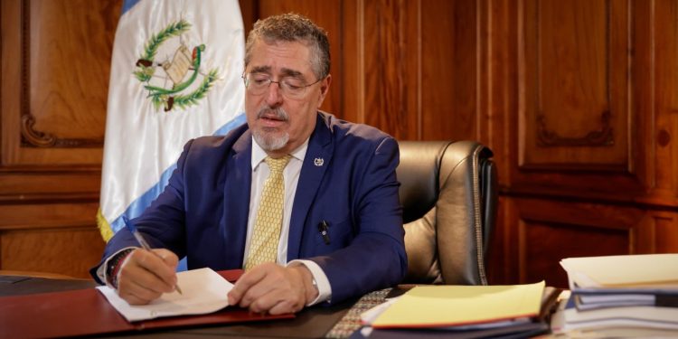 El decreto que contiene la ampliación presupuestaria, que sancionó el presidente Arévalo, se publicó este miércoles en el Diario de Centro América.