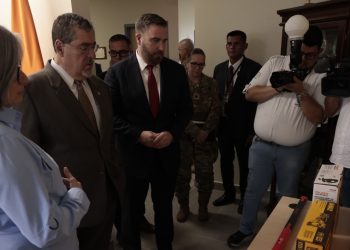 Presidente Bernardo Arévalo agradece donación de mobiliario para edificio de la Conred y equipo de rescate. / Foto: Noé Pérez.