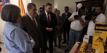 Presidente Bernardo Arévalo agradece donación de mobiliario para edificio de la Conred y equipo de rescate. / Foto: Noé Pérez.