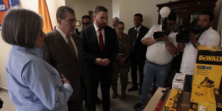 Presidente Bernardo Arévalo agradece donación de mobiliario para edificio de la Conred y equipo de rescate. / Foto: Noé Pérez.