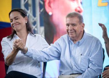 El excandidato presidencial venezolano Edmundo González Urutia, junto a la opositora Corina Machado.