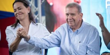 El excandidato presidencial venezolano Edmundo González Urutia, junto a la opositora Corina Machado.