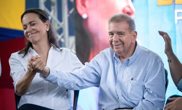 El excandidato presidencial venezolano Edmundo González Urutia, junto a la opositora Corina Machado.