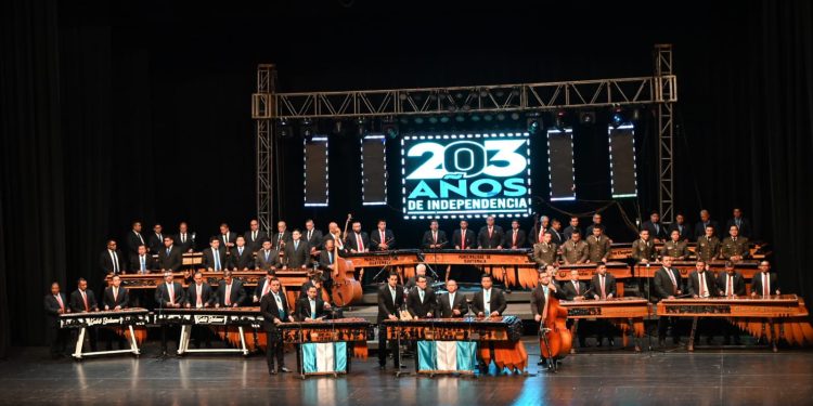 Marimbas de varias unidades del Ejército de Guatemala participan en ensamble de marimbas en el Centro Cultural Miguel Ángel Asturias.