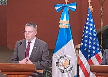 El secretario de Estado Adjunto para asuntos del hemisferio occidental de EE. UU. junto al canciller Carlos Martínez, en conferencia de prensa Virtual.