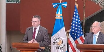 El secretario de Estado Adjunto para asuntos del hemisferio occidental de EE. UU. junto al canciller Carlos Martínez, en conferencia de prensa Virtual.