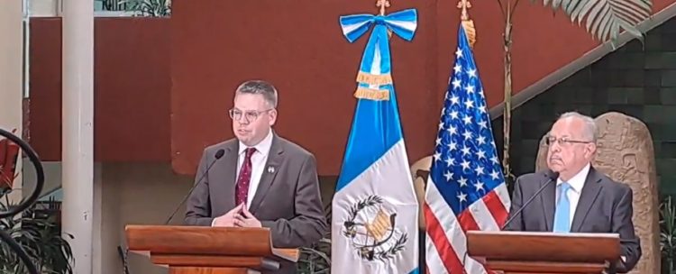 El secretario de Estado Adjunto para asuntos del hemisferio occidental de EE. UU. junto al canciller Carlos Martínez, en conferencia de prensa Virtual.