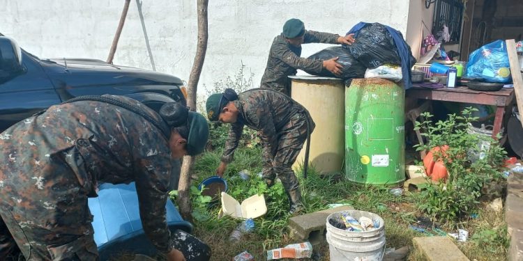 Ejército apoya con acciones preventivas para evitar la propagación del dengue en el país. / Foto: Mindef.