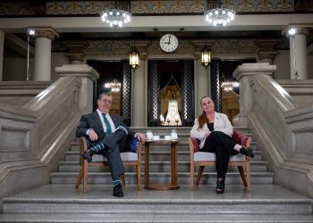 El presidente Arévalo y la ministra de Educación dan a conocer logros educativos. / Foto: Álvaro Interiano.