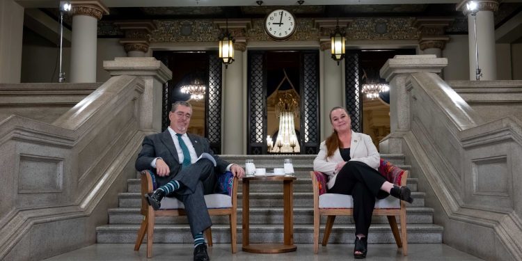 El presidente Arévalo y la ministra de Educación dan a conocer logros educativos. / Foto: Álvaro Interiano.