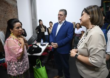 El presidente Arévalo y la vicepresidenta Herrera conversan con la artista Sara Curruchich. / Foto: Álvaro Interiano.