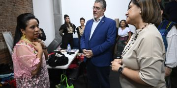 El presidente Arévalo y la vicepresidenta Herrera conversan con la artista Sara Curruchich. / Foto: Álvaro Interiano.