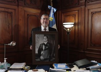 Presidente Arévalo resalta legado en natalicio de Juan José Arévalo Bermejo