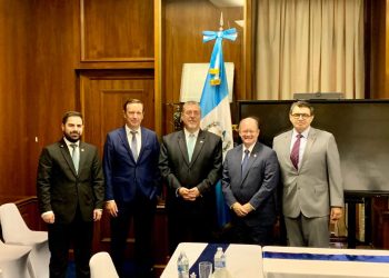 El presidente de Guatemala con senadores de EEUU.