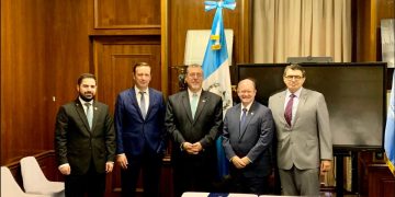 El presidente de Guatemala con senadores de EEUU.