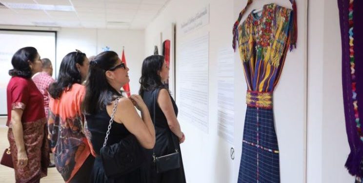 Embajada de Guatemala en Indonesia inaugura exhibición de indumentaria indígena