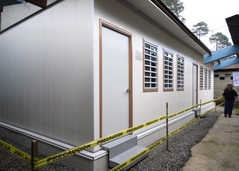 Entregan nuevas aulas para reparar daños en escuelas provocados por lluvias