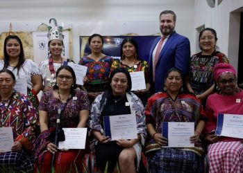 Entregan orden Utz Samaj a mujeres Indígenas por su liderazgo en el país