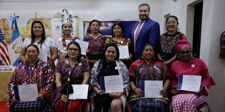 Entregan orden Utz Samaj a mujeres Indígenas por su liderazgo en el país