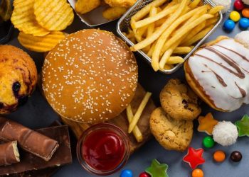 Comer ultraprocesados aumenta la cantidad de microplásticos en el cuerpo, según un estudio