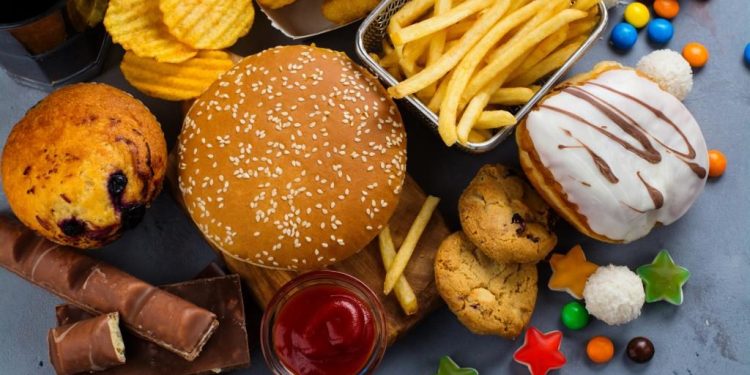 Comer ultraprocesados aumenta la cantidad de microplásticos en el cuerpo, según un estudio
