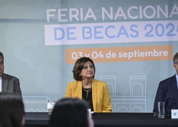 Más de 600 becas disponibles encontrarán los interesados en la XXIII Feria Nacional de Becas, que se realiza en el lobby del Inguat, zona 4. / Foto: Álvaro Interiano.
