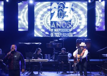 Presentación de grupo musical durante la Gala de la Canción Guatemalteca, por el 204 aniversario de la Independencia.