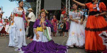 Al igual que en el Pajón, San Pedro Sacatepéquez, San Marcos, otros lugares también mantienen la tradición de elegir la Hija del Pueblo, como en Cuilapa, Santa Rosa.