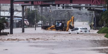 El huracán John, ahora tormenta tropical, deja severas inundaciones en Acapulco, México.