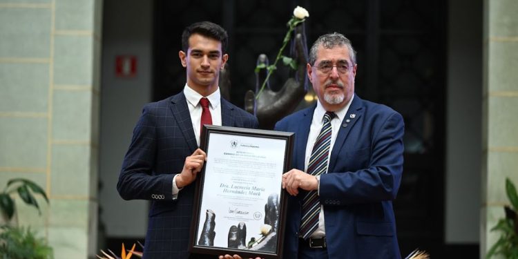 Homenaje póstumo a la doctora Lucrecia María Hernández Mack