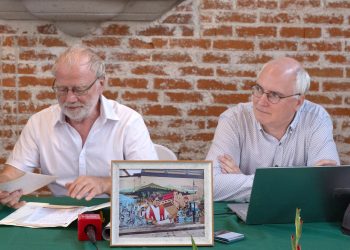 El presidente de la organización civil Guatebelga, Ralph Allert y Carlos Colson, sobrino del sacerdote Walter Woordeckers, asesinado en Guatemala en mayo de 1980, durante conferencia de prensa en Guatemala.