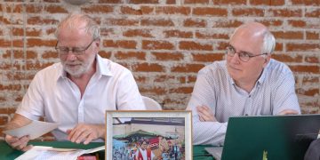 El presidente de la organización civil Guatebelga, Ralph Allert y Carlos Colson, sobrino del sacerdote Walter Woordeckers, asesinado en Guatemala en mayo de 1980, durante conferencia de prensa en Guatemala.
