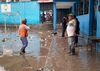 Presidente Bernardo Arévalo instruye al Ministerio de la Defensa Nacional para traslado de maquinaria y dragar río que generó inundaciones en Chinautla. /Foto: Conred.
