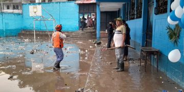 Presidente Bernardo Arévalo instruye al Ministerio de la Defensa Nacional para traslado de maquinaria y dragar río que generó inundaciones en Chinautla. /Foto: Conred.