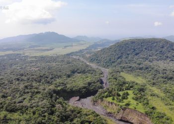 Conred informa a comunidades cercanas al volcán de Fuego sobre descenso de lahar. / Foto: Conred.