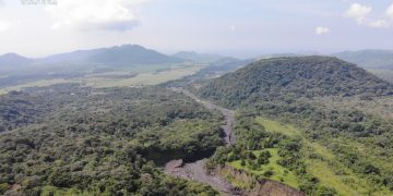 Conred informa a comunidades cercanas al volcán de Fuego sobre descenso de lahar. / Foto: Conred.