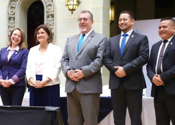 El presidente Bernardo Arévalo junto con integrantes del Gabinete de Gobierno, impulsan los diálogos con distintos sectores del país, para lograr plasmar iniciativa de Ley de Aguas en el país. /Foto: AGN.