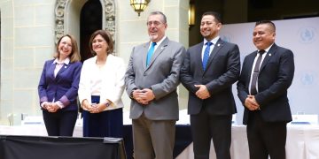 El presidente Bernardo Arévalo junto con integrantes del Gabinete de Gobierno, impulsan los diálogos con distintos sectores del país, para lograr plasmar iniciativa de Ley de Aguas en el país. /Foto: AGN.