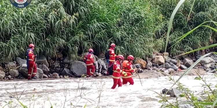 Localizan cuerpo de niño arrastrado por río Las Vacas. / Foto: Bomberos Municipales