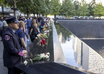 Familiares de las víctimas de los ataques del 11-S a las torres gemelas, acudieron este 11 de septiembre a rendir homenaje a sus seres queridos.