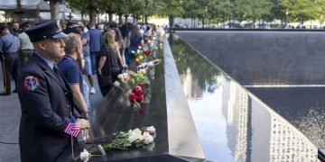 Familiares de las víctimas de los ataques del 11-S a las torres gemelas, acudieron este 11 de septiembre a rendir homenaje a sus seres queridos.